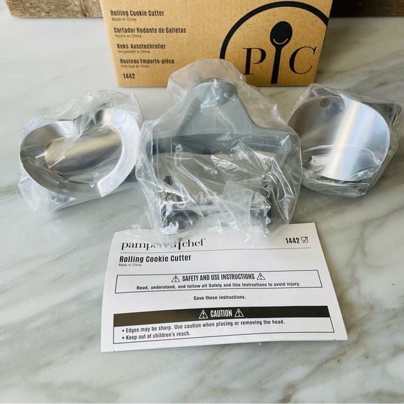 Pampered Chef•NIB•Rolling Cookie Cutter w/ (3) Changeable Stainless-Steel Heads - Picture 6 of 16